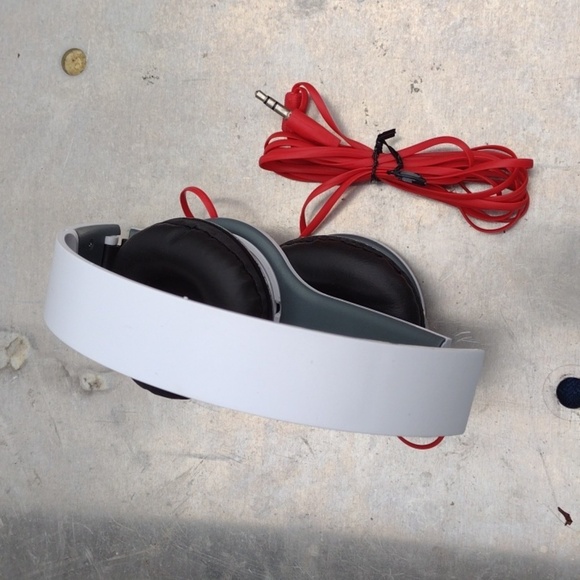 Studio Noise Cancelling White and Red Over-Ear Headphones NWOT - Picture 2 of 2